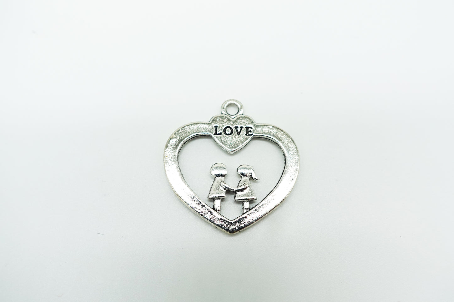 Dije Pewter silueta de Corazón con Novios de la mano